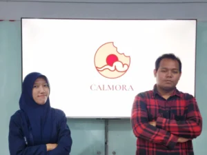 Tim Calmora Donuts sedang mempresentasikan konsep bisnis dan branding usaha donat artisan dalam kegiatan Technopreneur dan Pemasaran Digital.